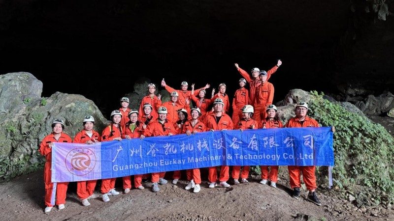 غار کی گہرائی سے بازگشت: فطرت اور ٹیم کے ممبروں کے ساتھ باہمی مقابلہ